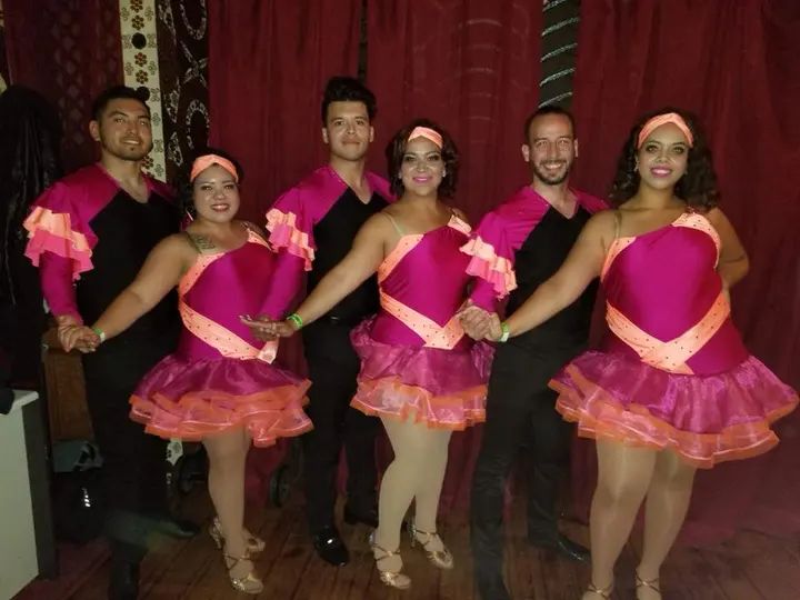 The Melómano Beginner Salsa team getting the crowd hype at Tango Del Rey tonight 🙌🏼🙌🏼 awesome job family!!! 💃🏽💃🏽 Join our fun and loving dance Family! Melómano Team