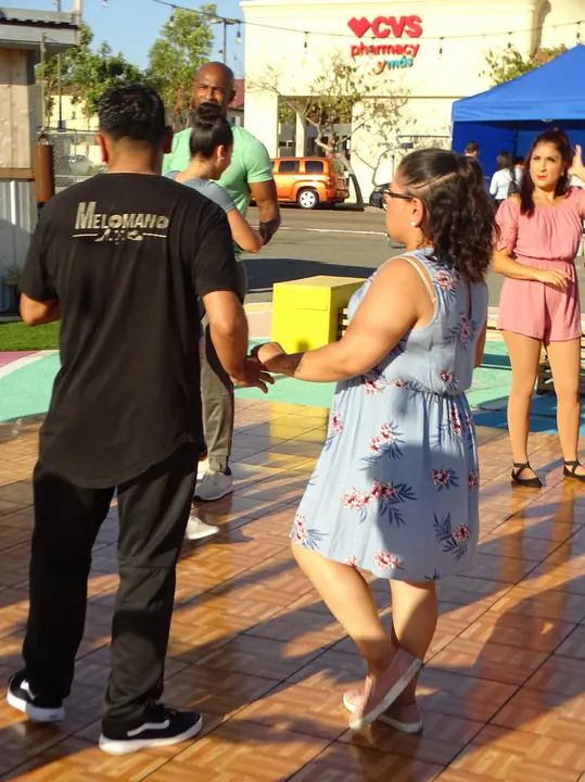 Salsa Sabado Kick-Off gallery photo