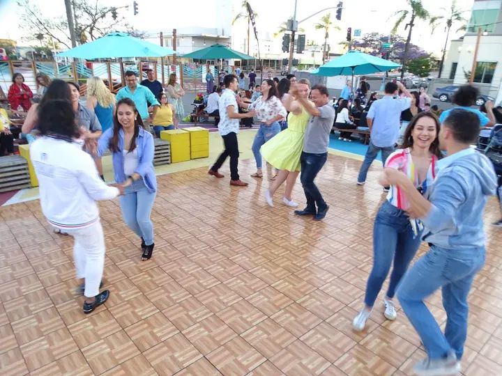 Salsa Sabado Kick-Off gallery photo