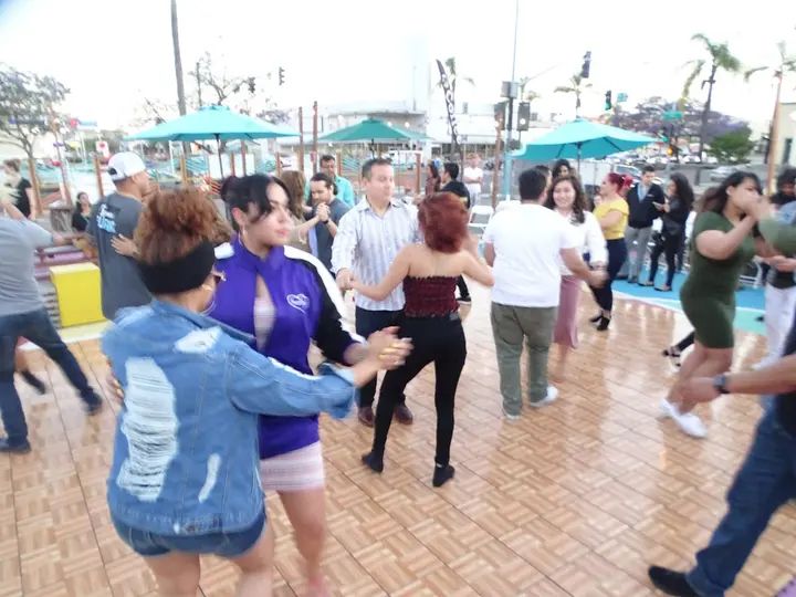 Salsa Sabado Kick-Off gallery photo