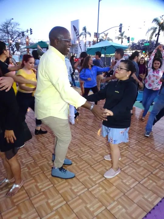 Salsa Sabado Kick-Off gallery photo