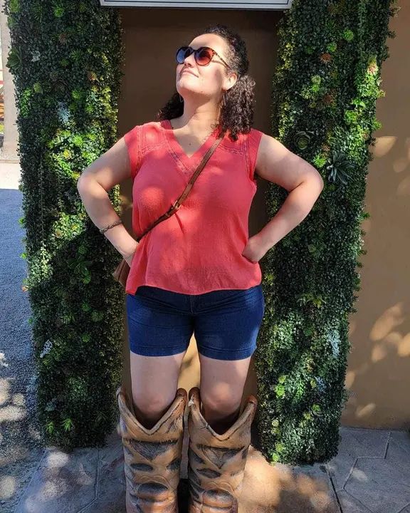 Happy birthday Caro!!!! 🎁🥳🎉🎈 @curly_bris Thank you for being a part of our dance family! Thank you for all your support with the dream team! 💕 We hope you have a super s