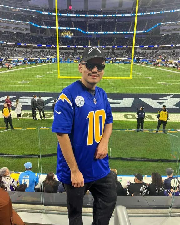 Happy birthday Efrain! 🎁🎊🎉 @efrainchavez_ Thank you for being a part of our dance family 🙏🏼 We appreciate your support so much! We hope you have an amazing day!! #Meloma