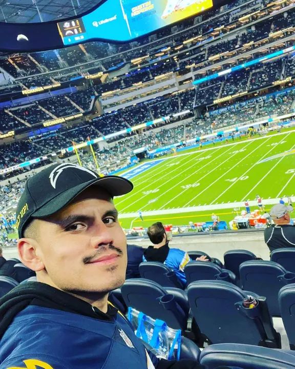 Happy Birthday @efrainchavez_ !!! 🎂🎉🎁🎁 thank you so much for being a part of our dance Fam! You’ve always been super supportive and we appreciate that so much! 🙏🏼we hope