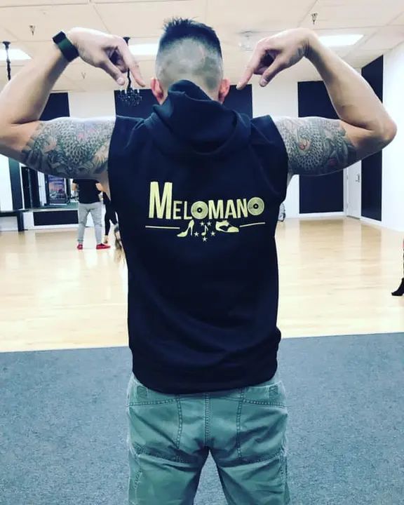 We love our new Melómano Gear!! We got t-shirts, tank tops, hoodies, jackets, costume bags, and shoe bags!! Join our Fam and get your own Melómano gear!! 🤗 SAVE the date to
